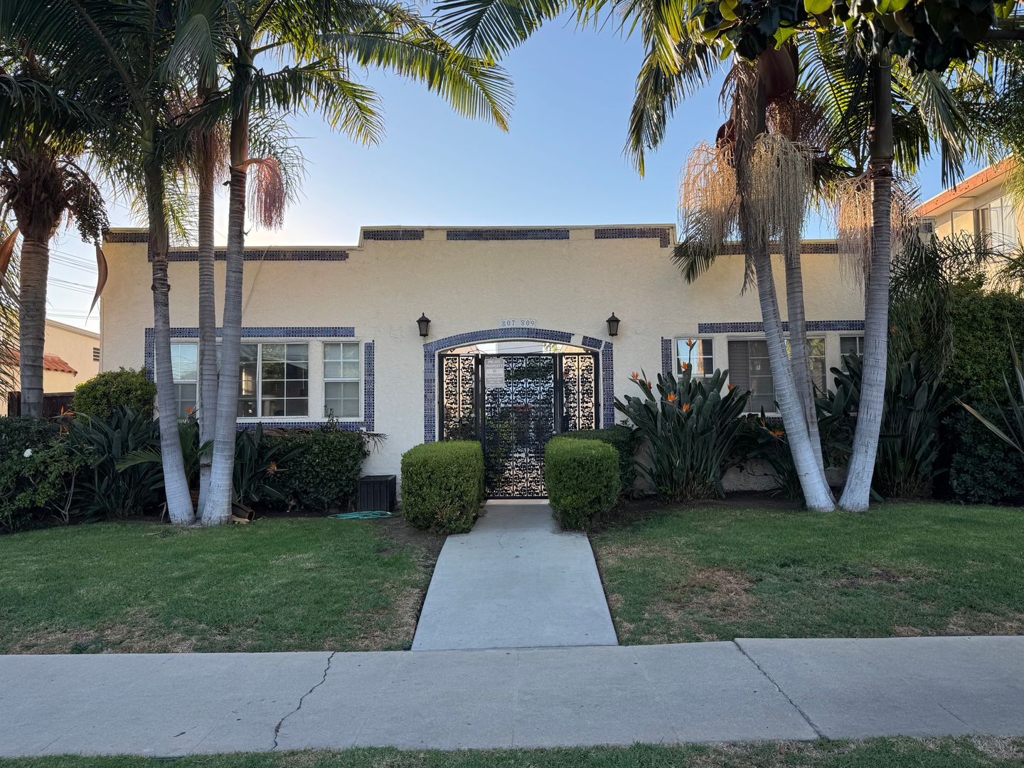 Los Angeles Apartment: 807 North Fuller Avenue