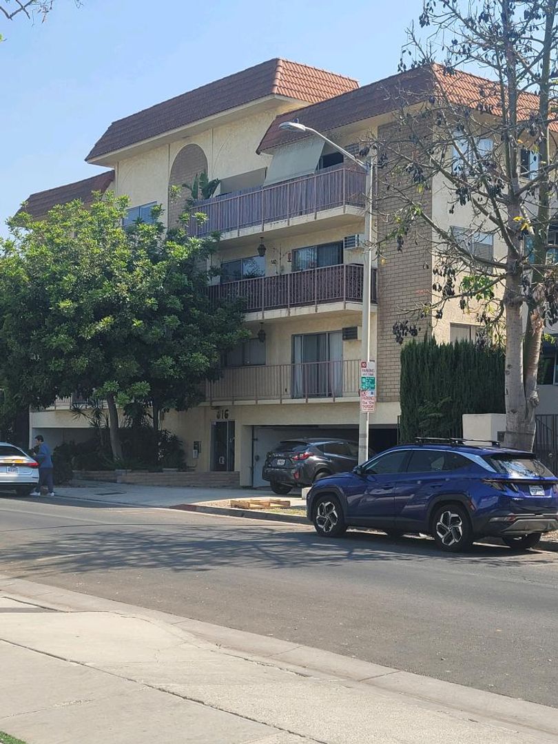 West Hollywood Apartment: 816 Westmount Drive