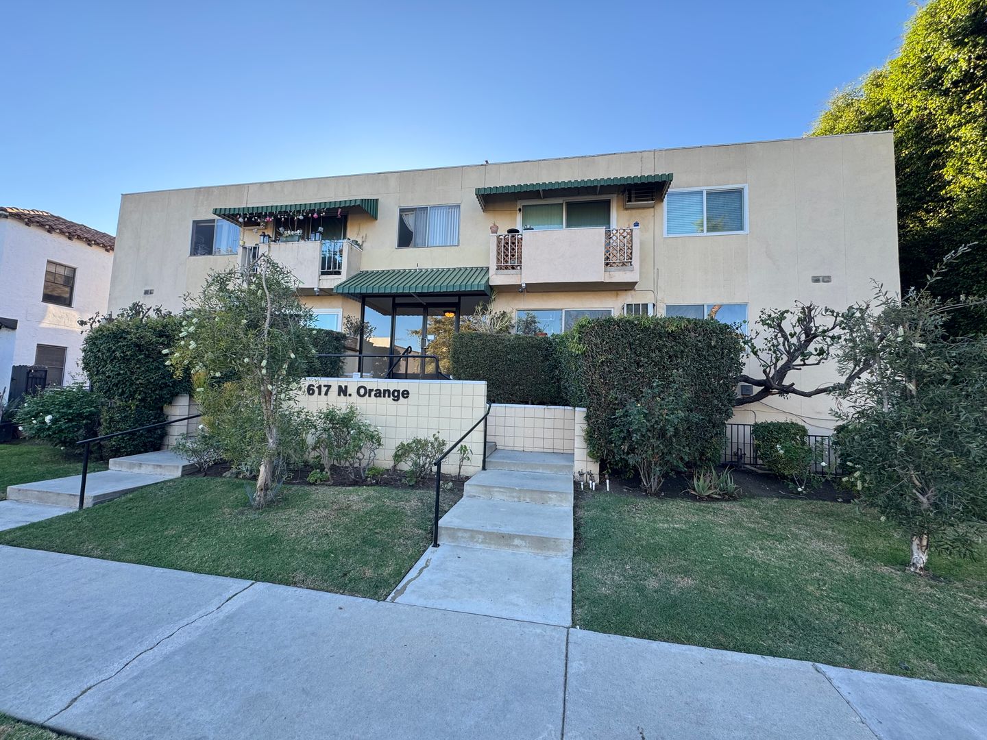 Los Angeles Apartment: 617 North Orange Drive