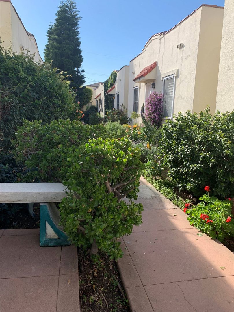 West Hollywood Apartment: 1227 North Fairfax