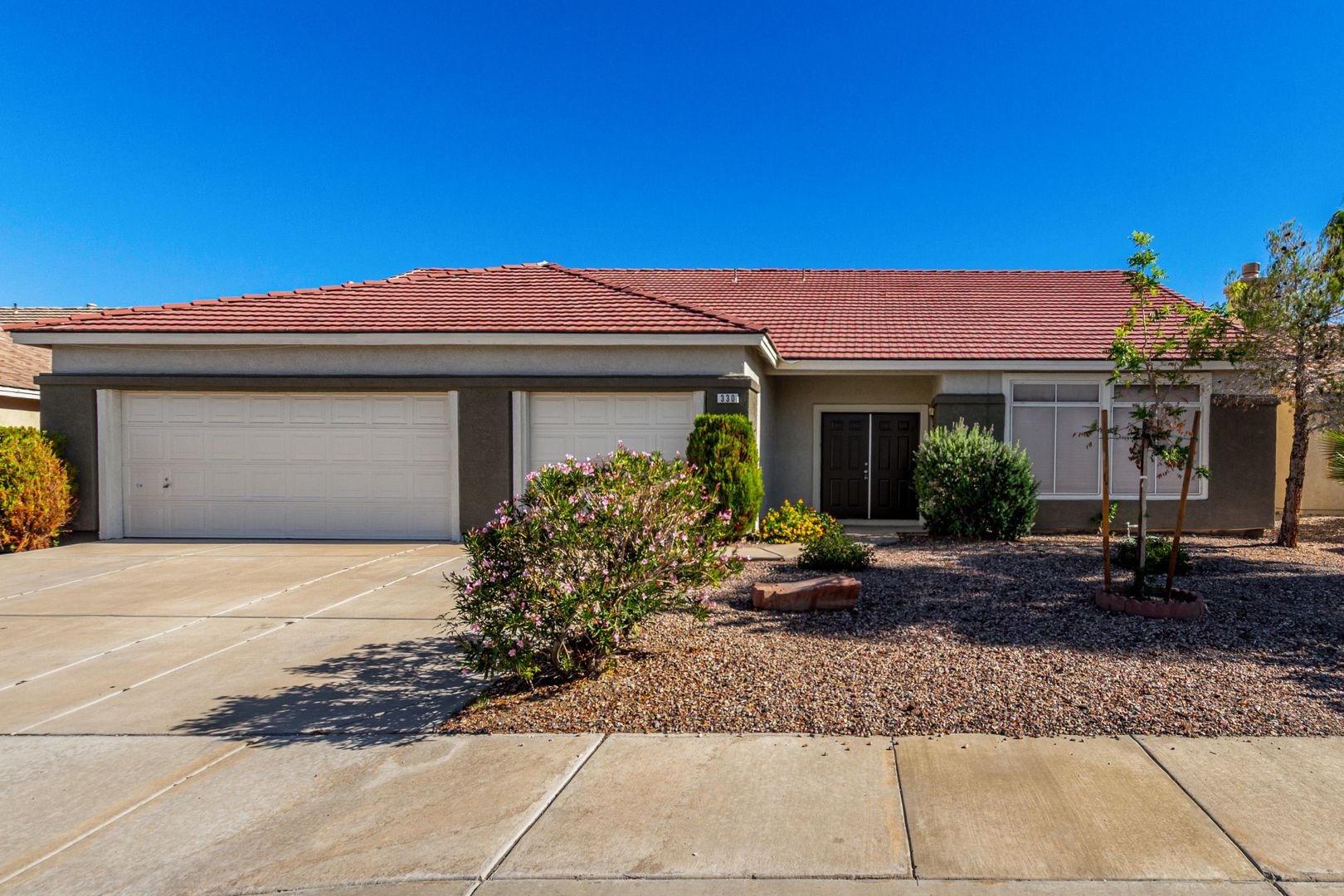 HENDERSON House: 330 JOHN HENRY DR