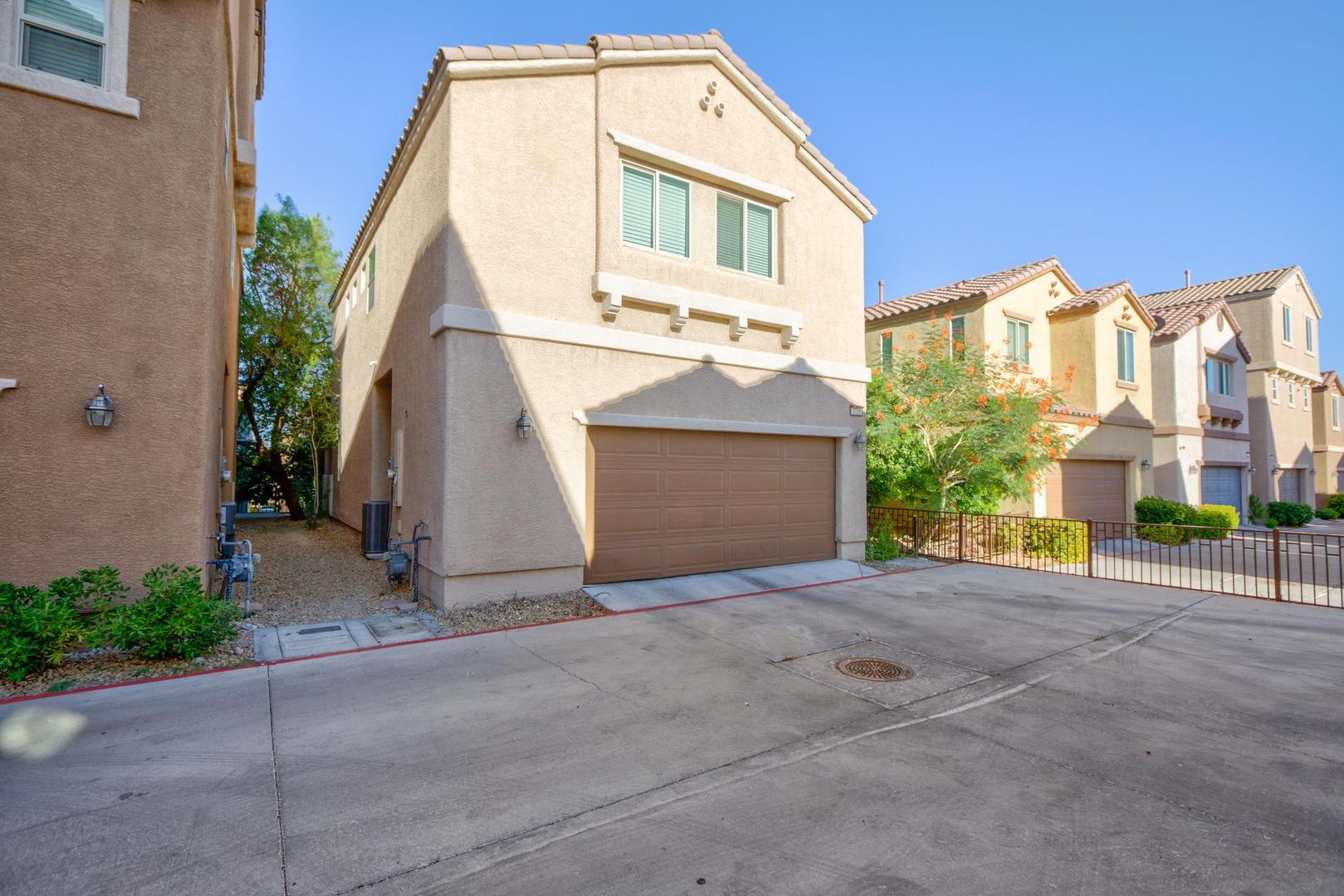 Las Vegas House: 7720 Vibrant Threads