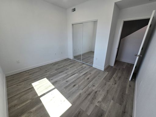 One bedroom in 6 bedroom Townhouse. Shared bathroom with one other person. Rooftop Patio. – photo 1