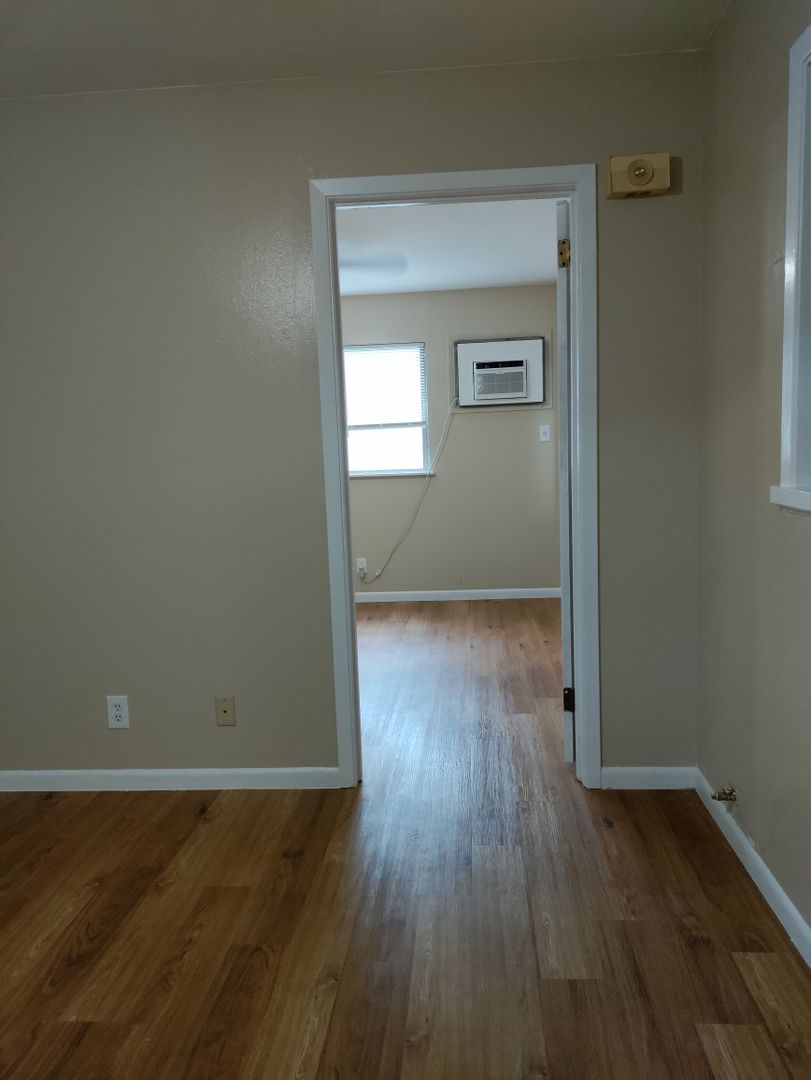 Denton Apartment: 1921 W Hickory St