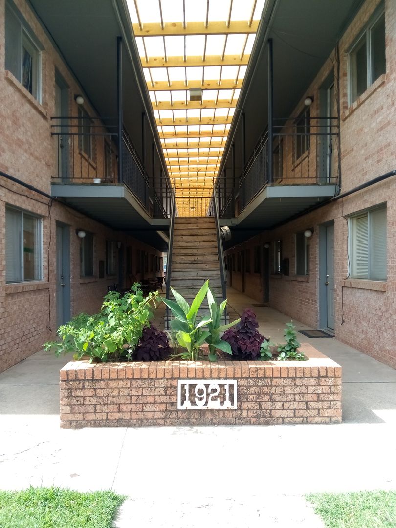 Denton Apartment: 1921 W Hickory St