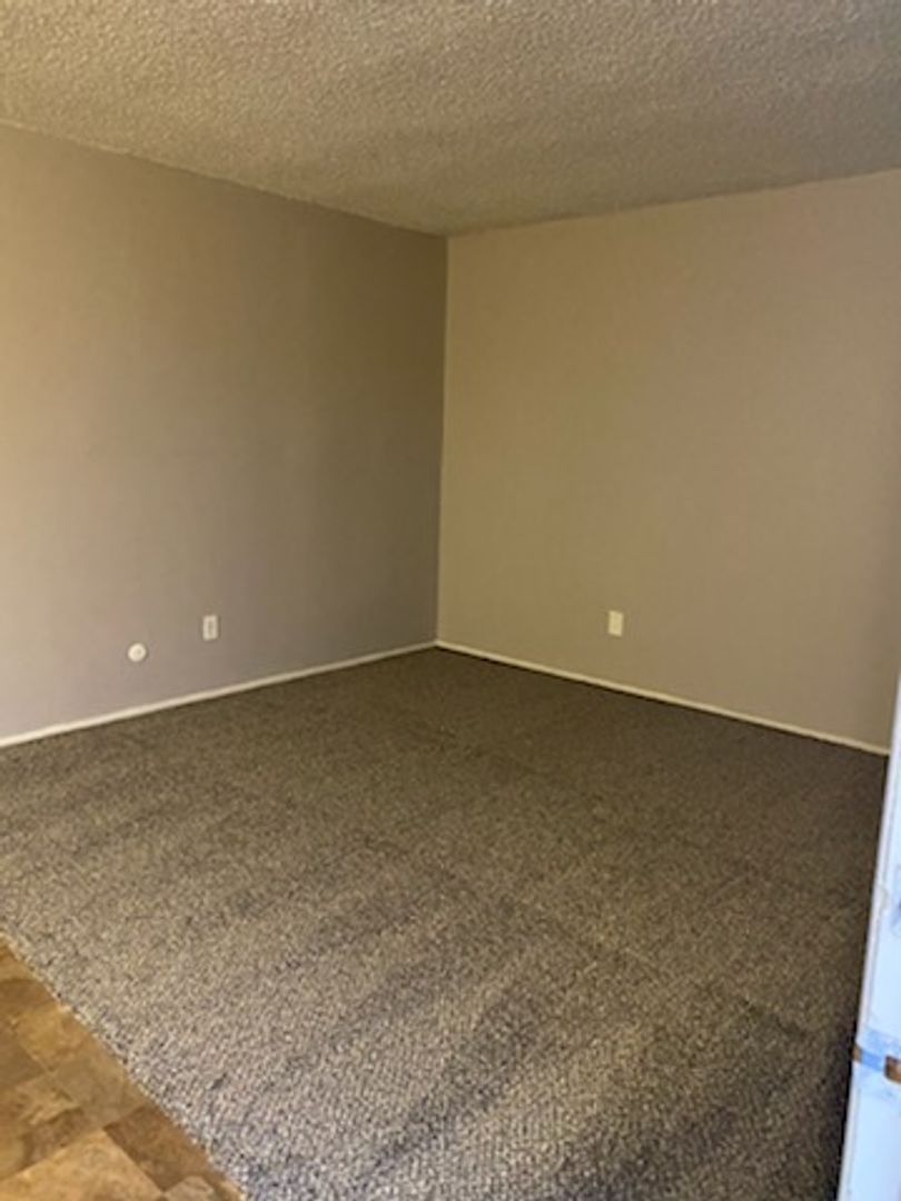 La Place Nederland Ave