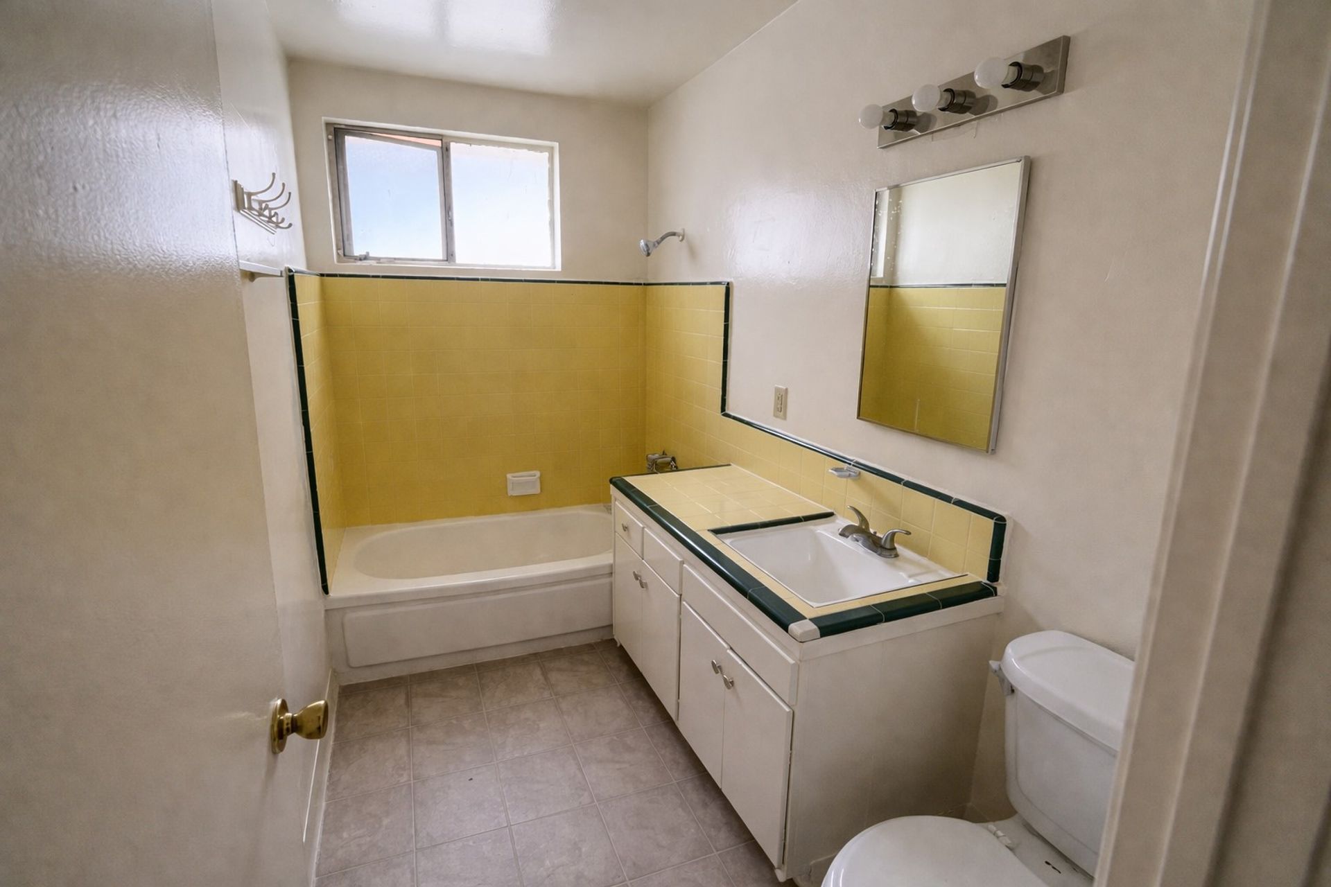 Los Angeles Apartment: 4001 Coco Ave.