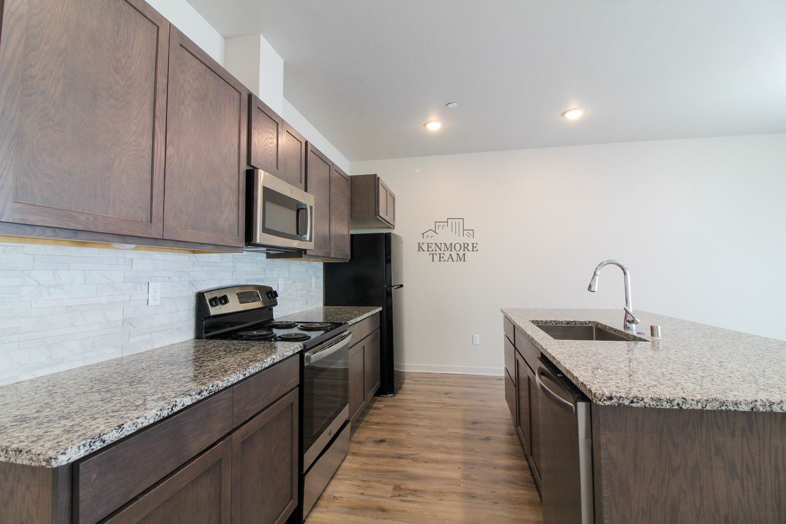 KENNEWICK House: 525 S QUILLAN CT