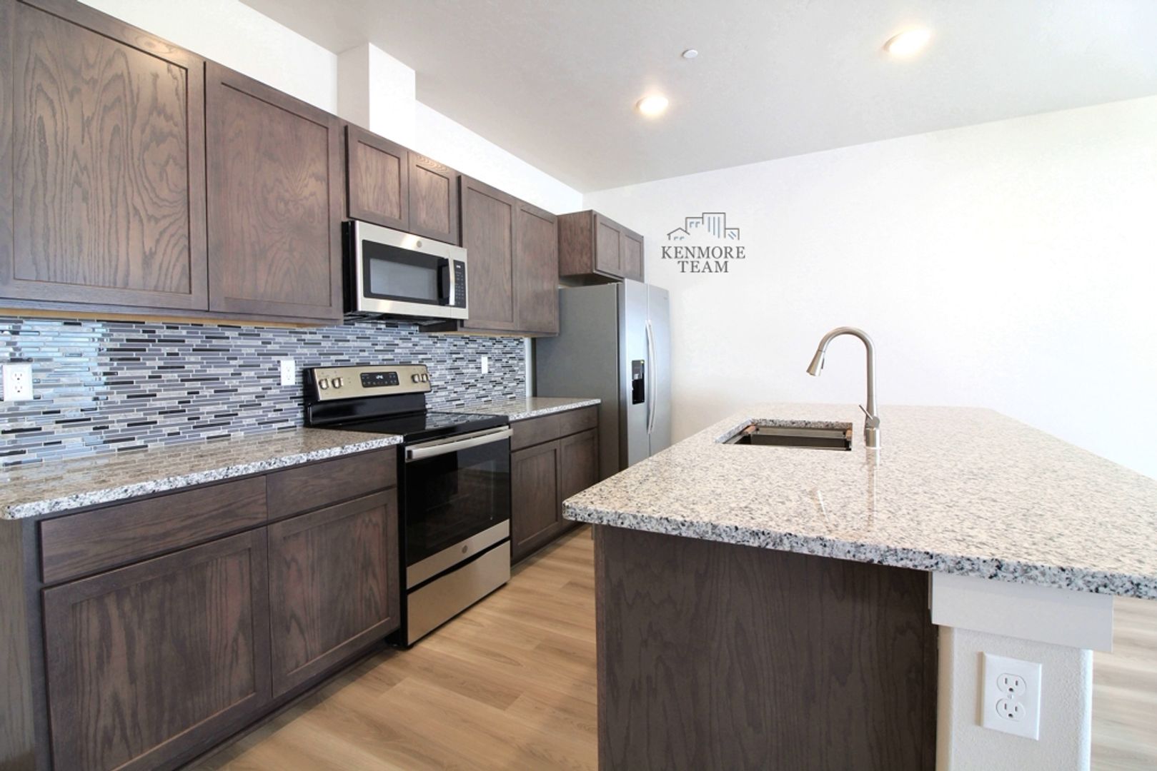 KENNEWICK House: 528 S QUILLAN CT