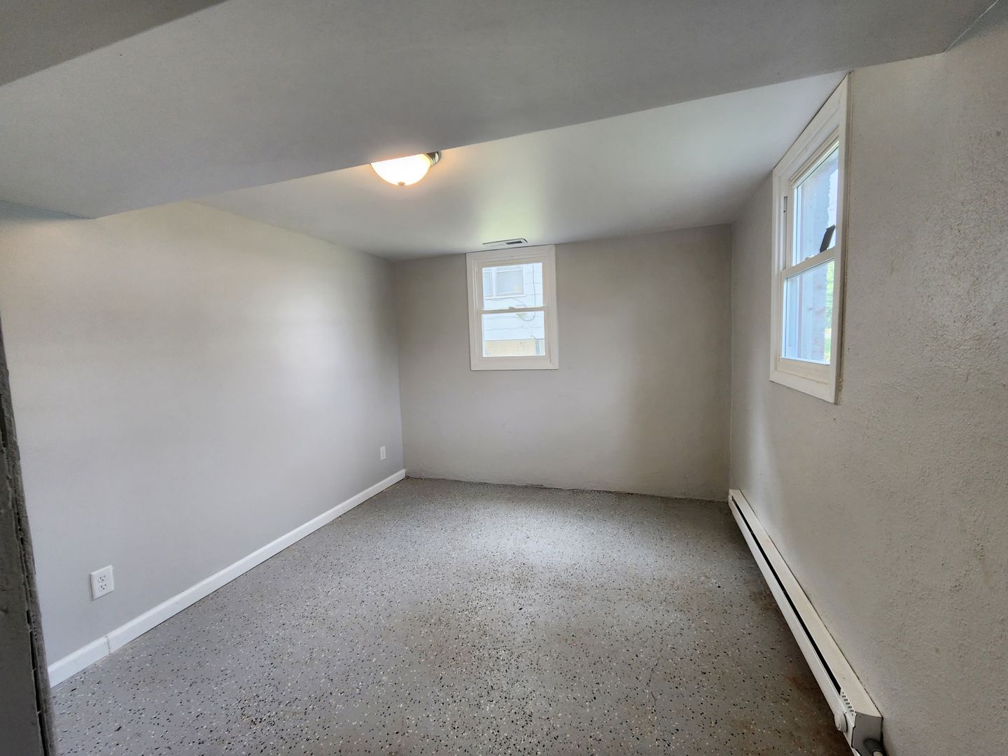 Springfield Apartment: 2432 N Grand Ave