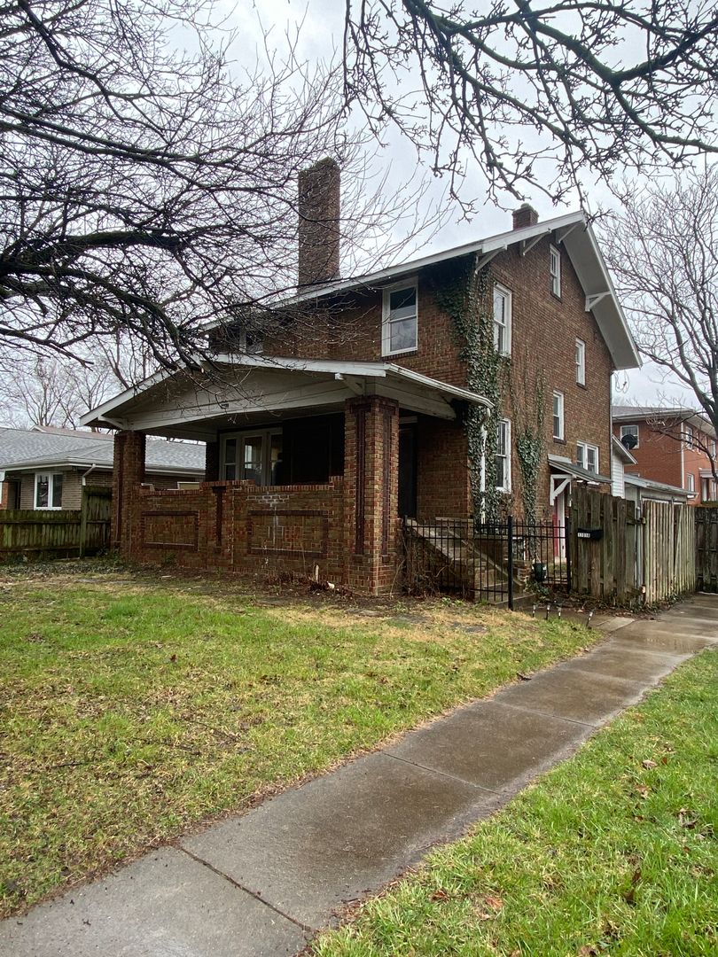 Springfield House: 1701 Dial Ct