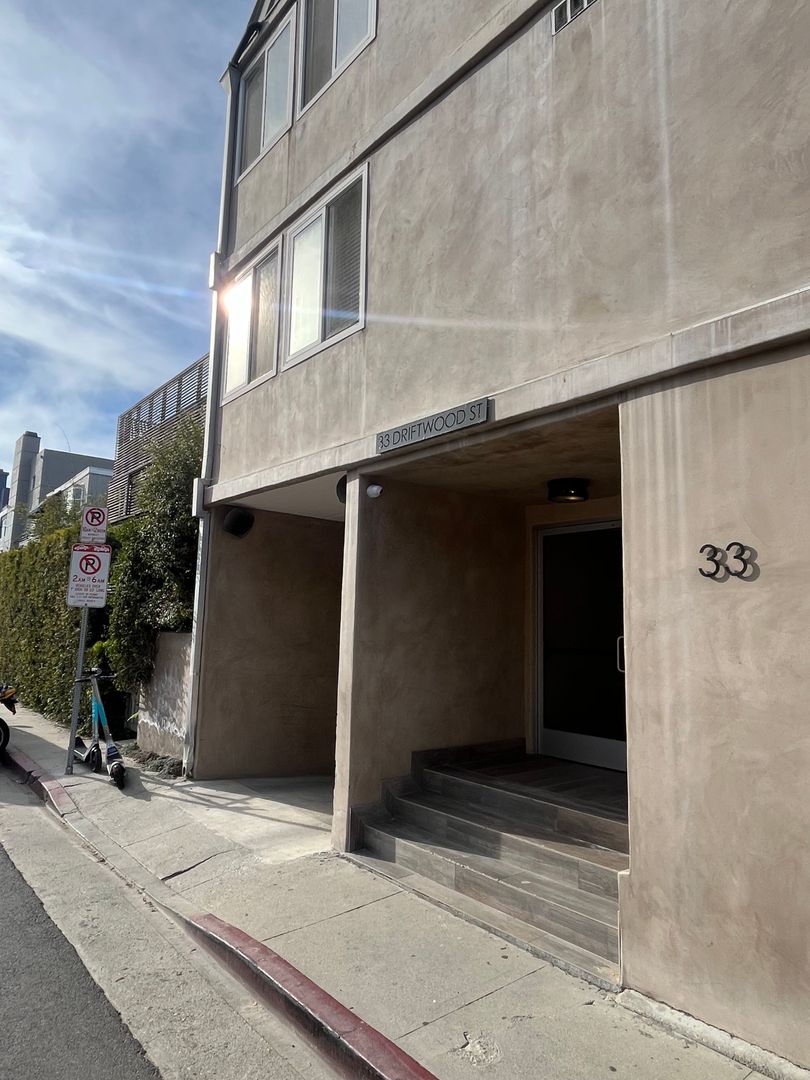 Marina Del Rey Apartment: 33 Driftwood St.