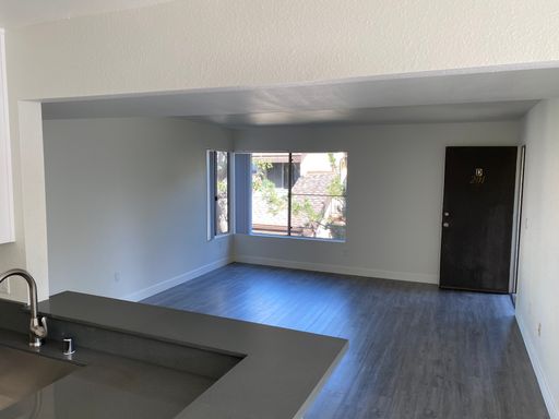 Recently renovated 2b/2b availability in a great location – photo 1