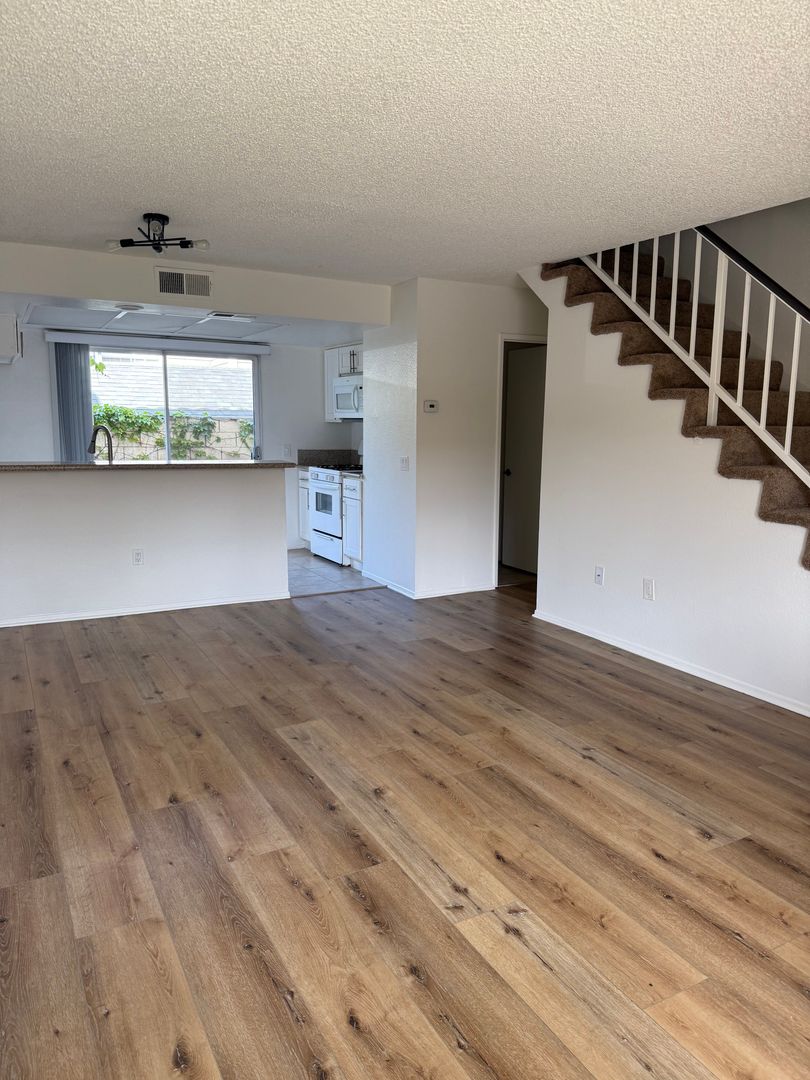 Costa Mesa Apartment: 736 Baker St