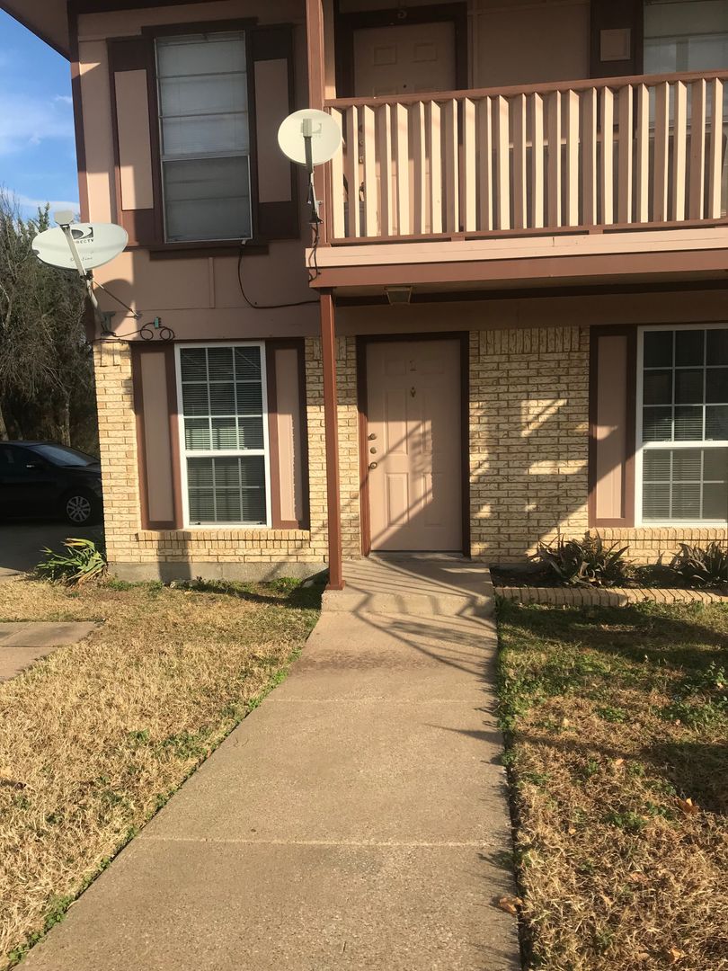 MIDLOTHIAN Apartment: 112 PEBBLE CREEK DR