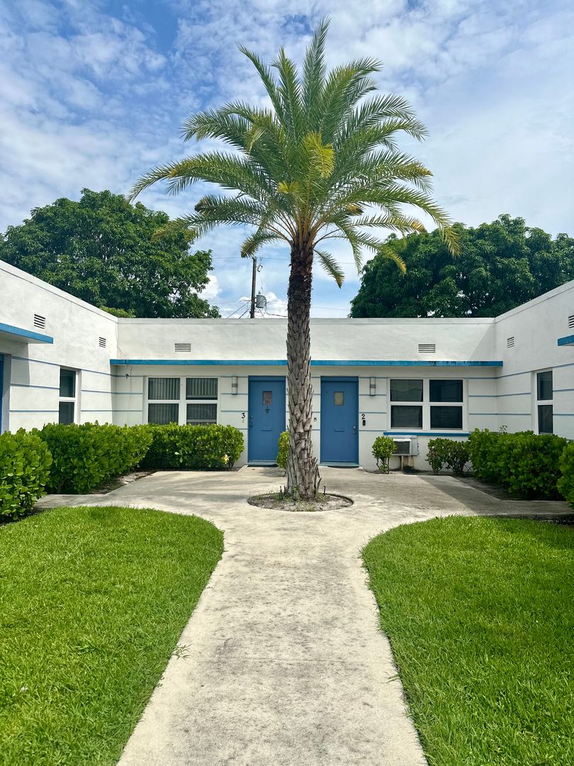 West Palm Beach Apartment: 215 Conniston Road