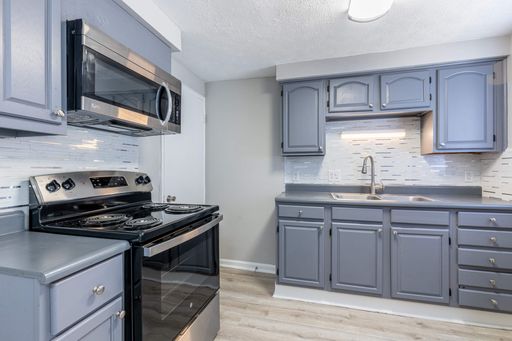 2 Bedroom / 1 Bathroom Townhouse with attached garage! – photo 1