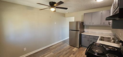 Huber Heights: Bright 2 Bedroom with Private Back Porch & Washer/Dryer Hookups – photo 1