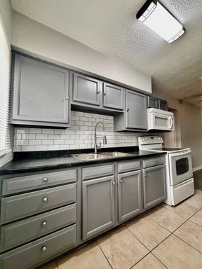 Beautifully Updated 2-Bedroom in Prime Kettering Location – photo 1