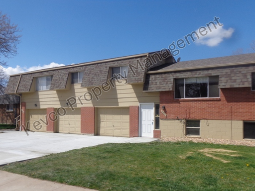 Spacious Unit in Tri-plex (includes water, sewer, trash) – photo 1