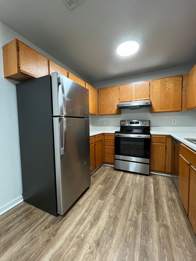 Roxboro Apartment: 12 Barden Pl