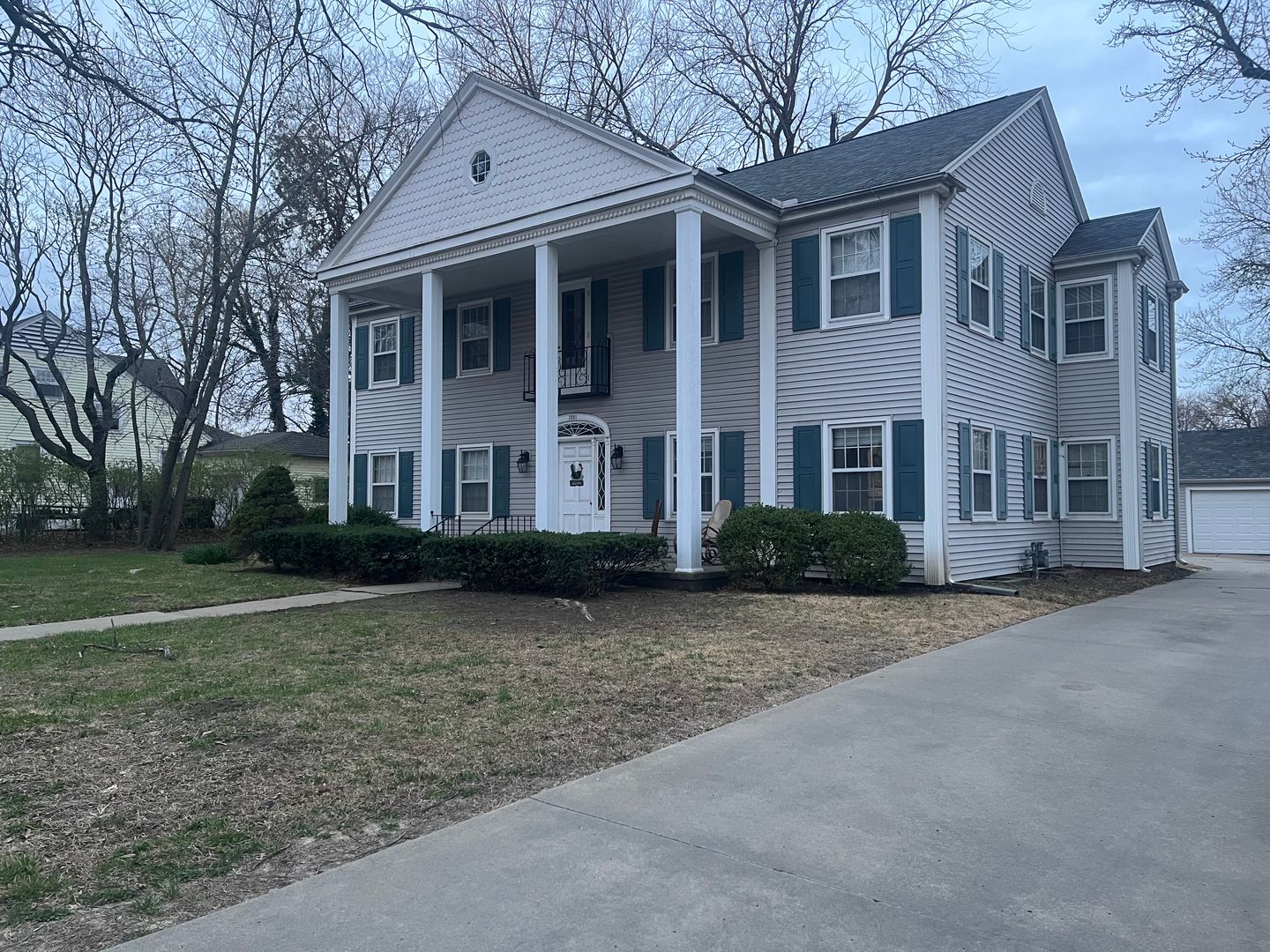 Topeka Apartment: 1221 SW Oakley