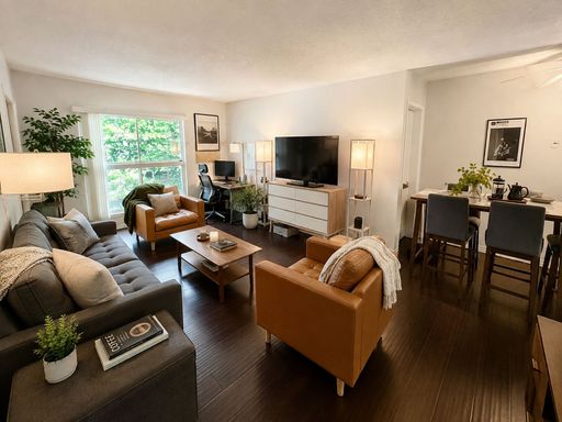 Charming 1-Bedroom Apartment with Assigned Parking – photo 1