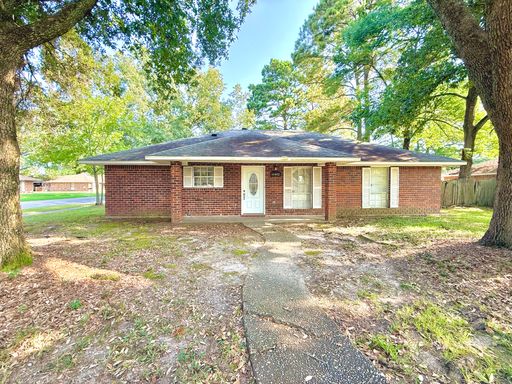 Spacious 4 Bedroom Home with Bonus Room in O'Neal Place – photo 1