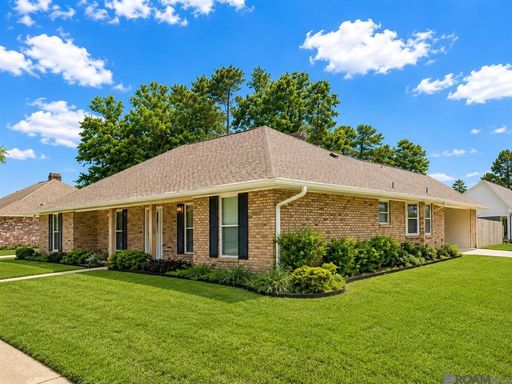 Spacious 4 Bedroom Home in Pine Park | Large Fenced Backyard – photo 1