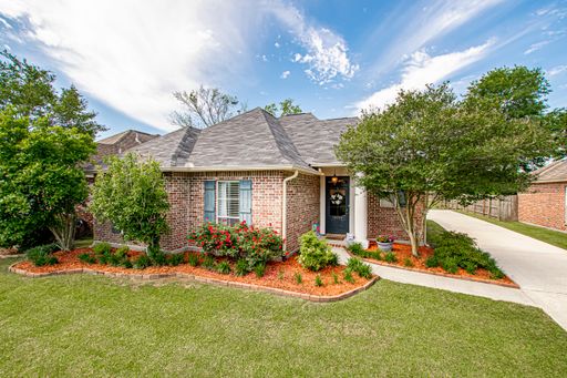 Inviting 3 Bedroom Home Minutes from Bluebonnet – photo 1
