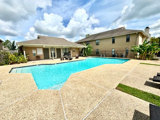 Newly Renovated 1 Bedroom Condo in Parklyn Chase with Community Pool – photo 1