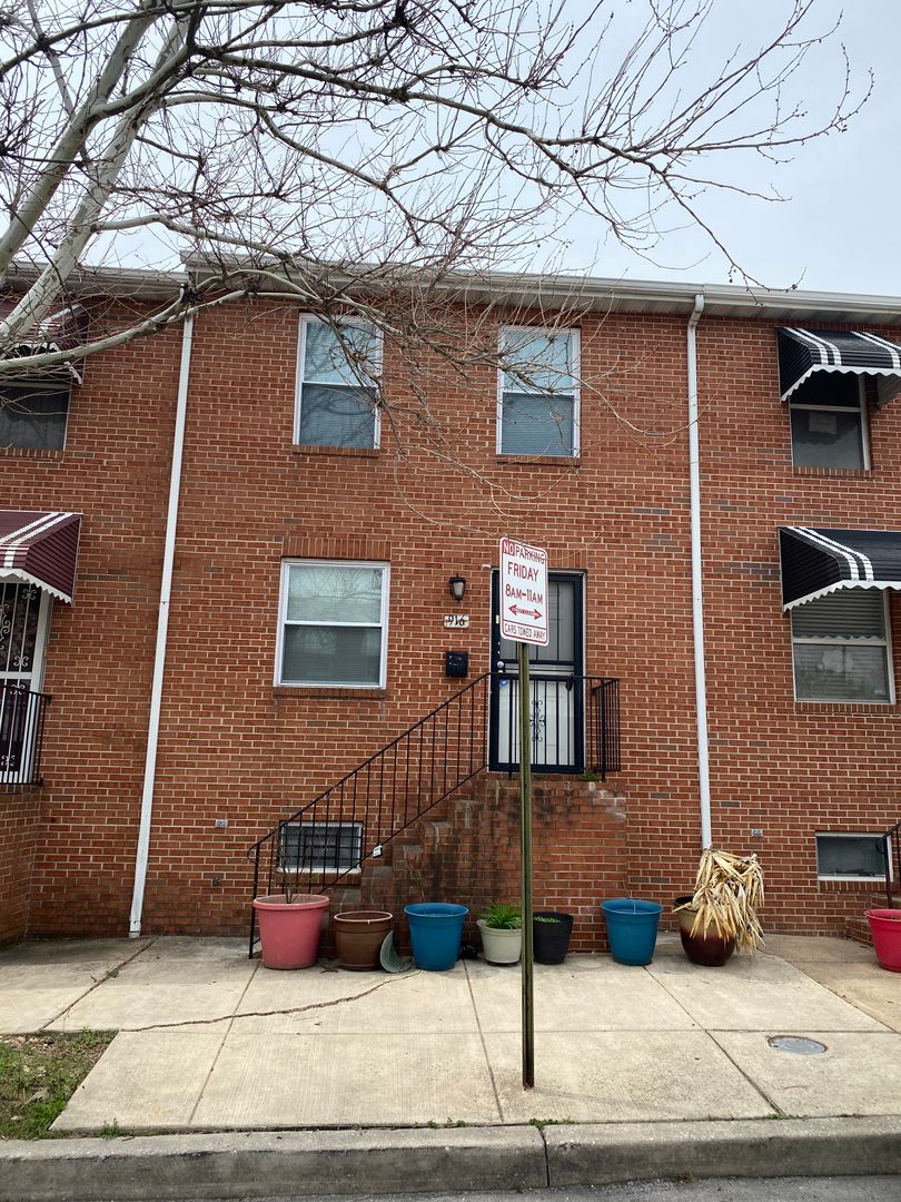 Baltimore House: 916 N Lakewood Ave.