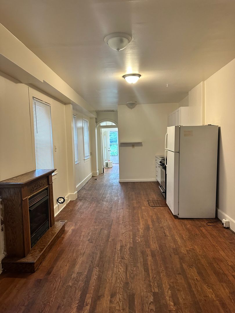 Baltimore Apartment: 118 S Broadway