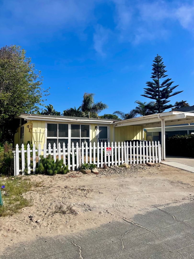 Ventura House: 1127 Dover Lane