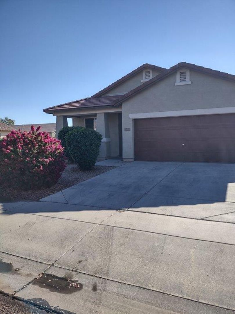 Avondale House: 11741 W. Chase Ln.