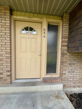 Updated Courtyard north facing 2 bed Town home – photo 1