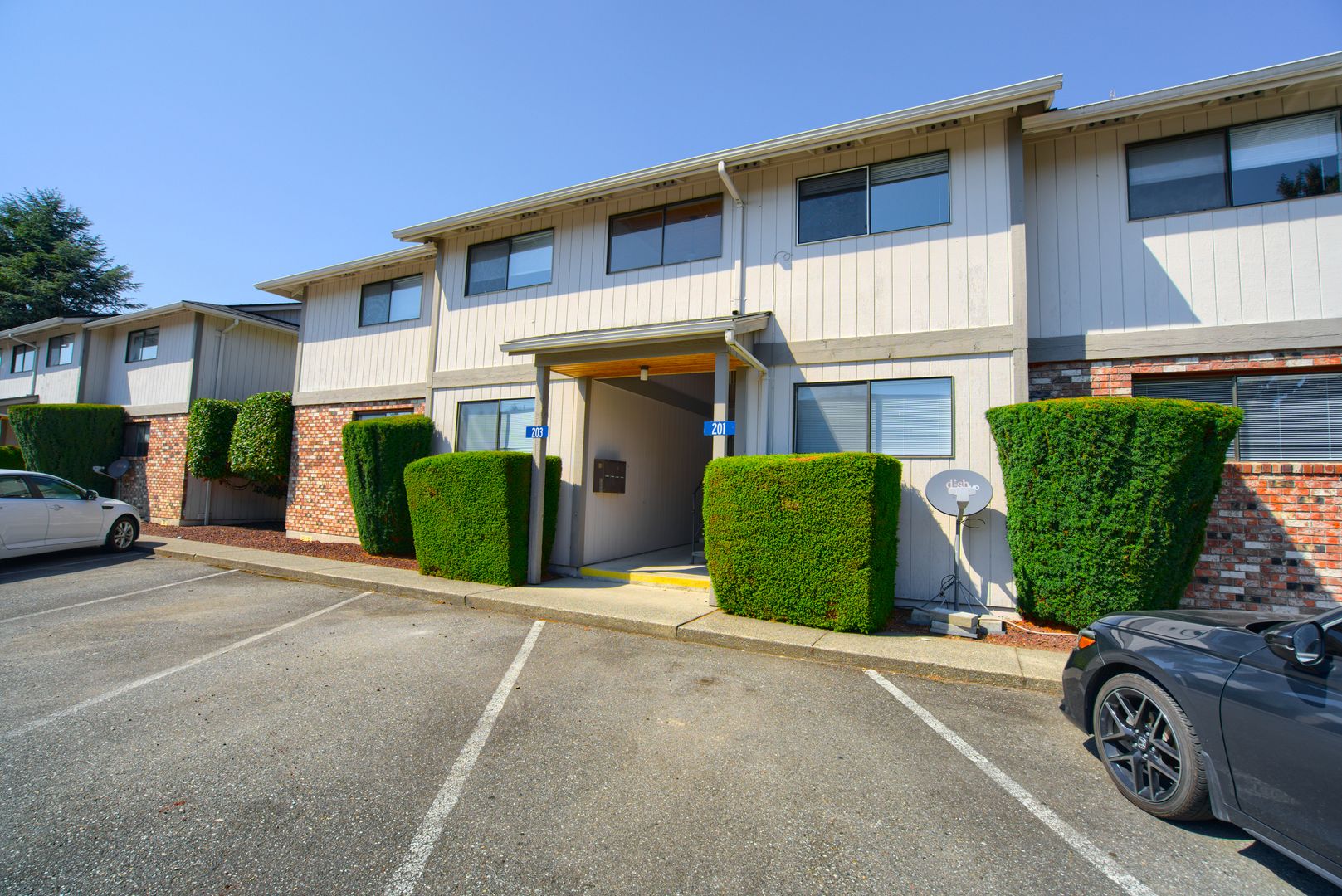 Burlington House: 219A Lodean Drive