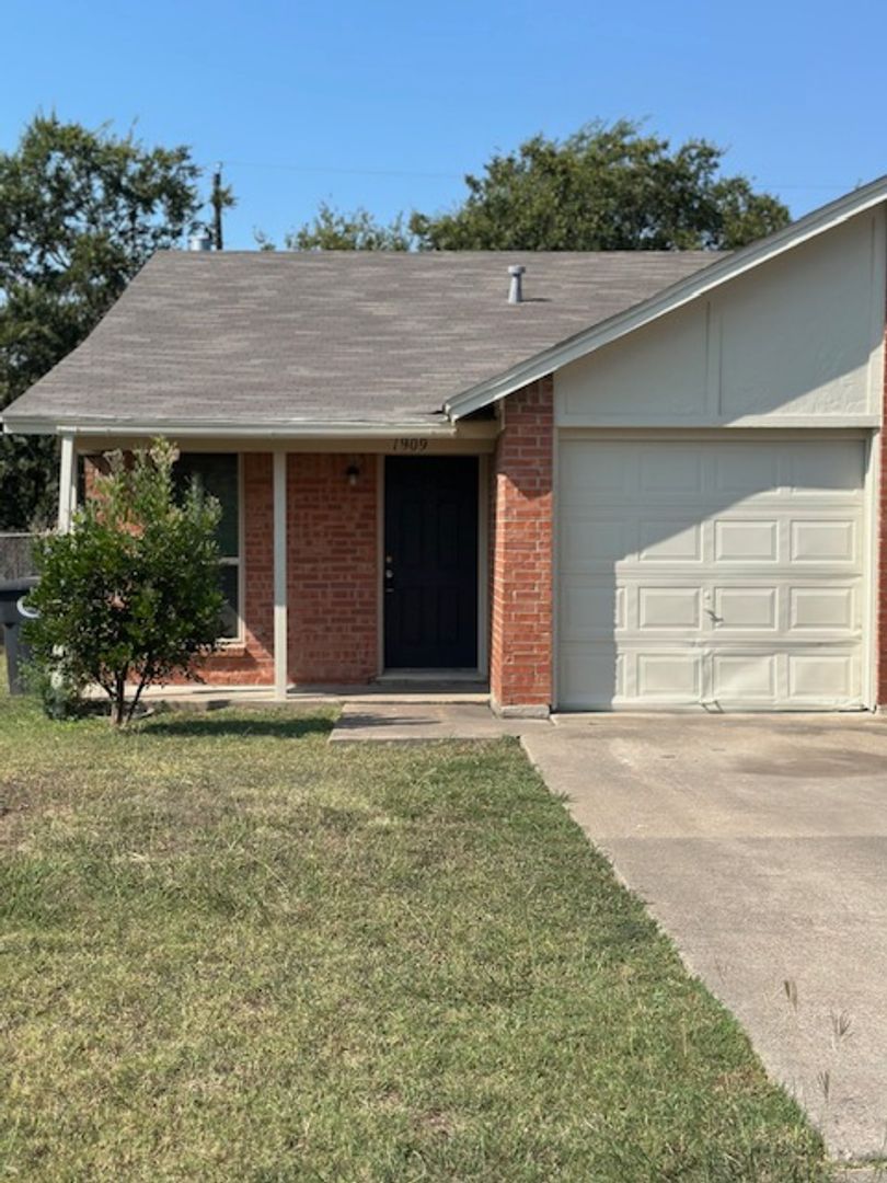 Cleburne Apartment: 1909 Starling Court