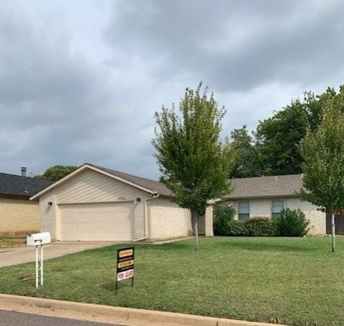 Fort Worth House: 7208 Southridge Trail