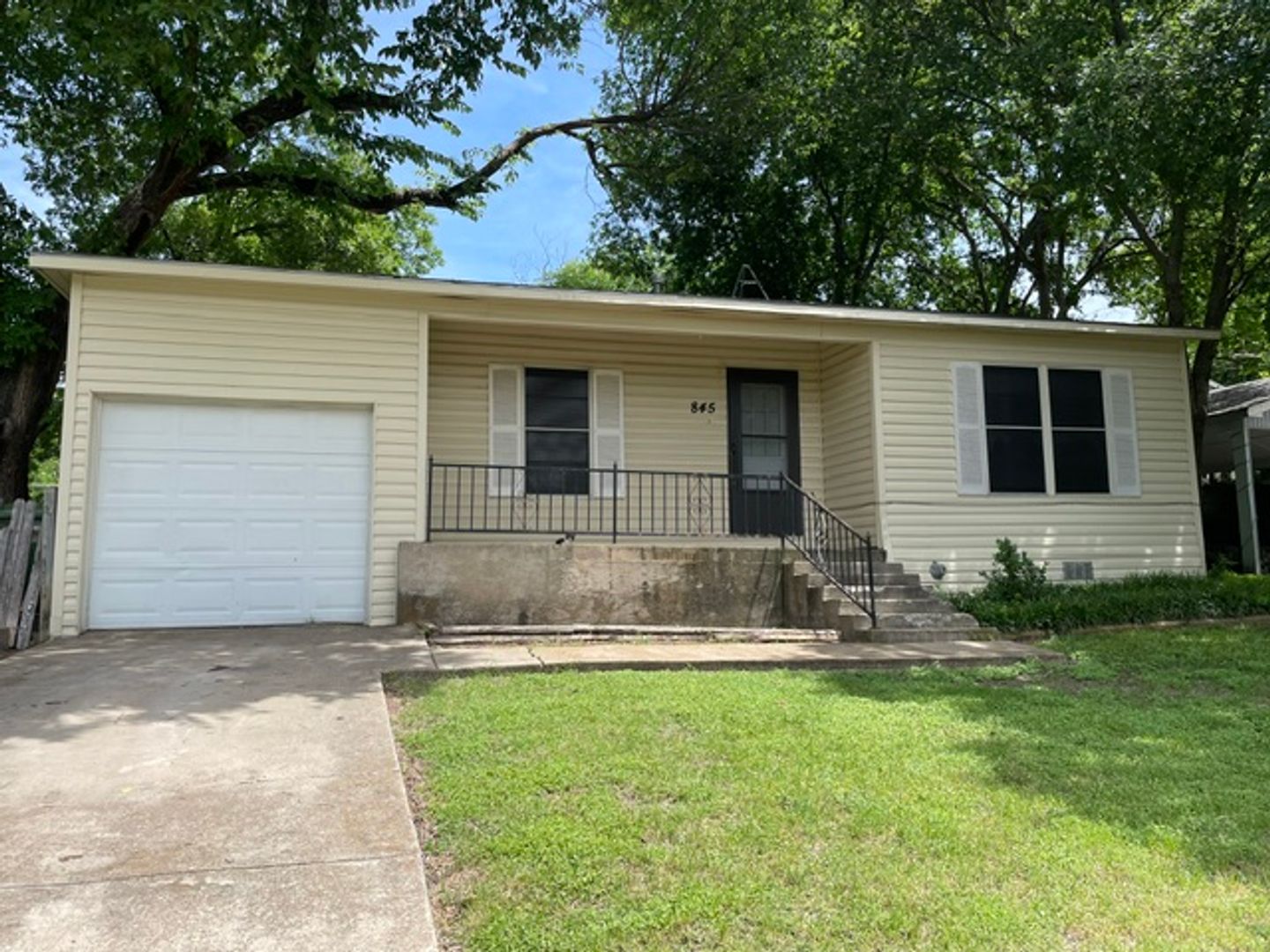 White Settlement House: 845 Rumfield Road