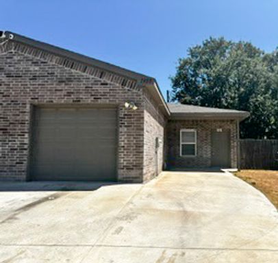 Available Now! Nice 3 Bedroom, 2 Full Bath Duplex Located in SW Fort Worth. – photo 1