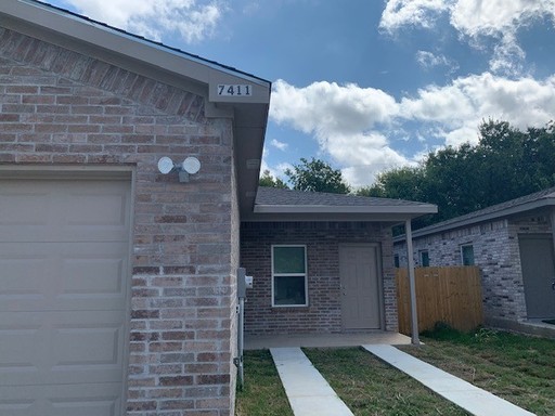 Move in ready! 3 Bedroom, 2 Full Bath Duplex Located in SW Fort Worth. – photo 1