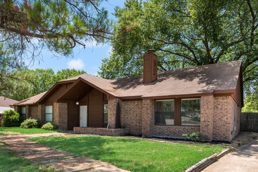 AVAILALBE NOW 3 BEDROOM 2 BATH DUPLEX IN EULESS – photo 1