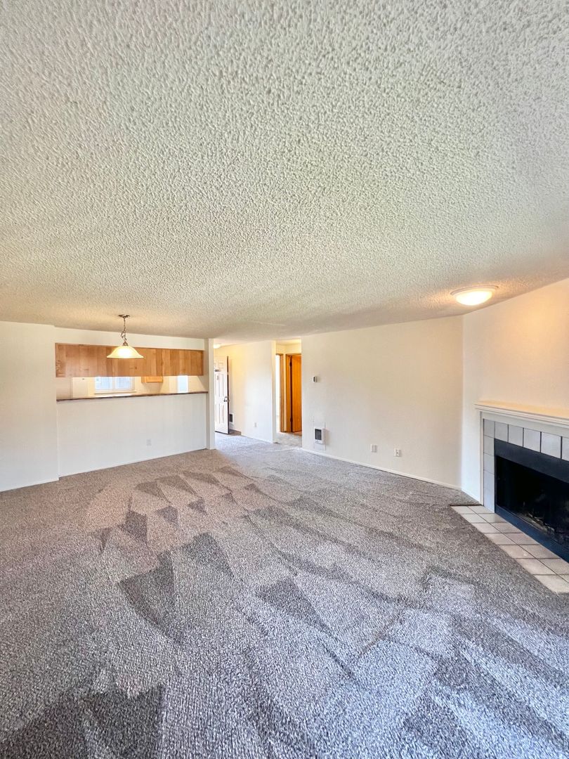 Vancouver Apartment: 1000 SE 160th Ave.