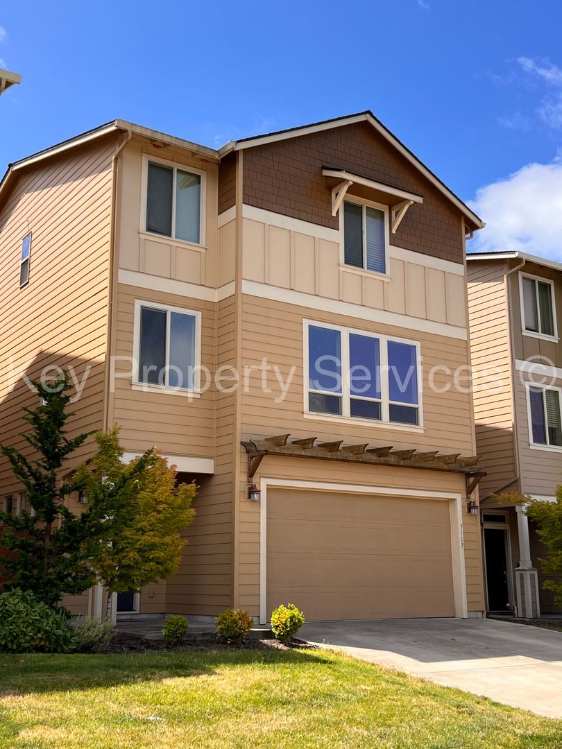 AVAILABLE NOW! Hazel Dell 5 Bedroom Close to Amenities!