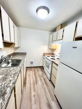 3 bedroom 2.5 bath townhome available, new carpet & LVP. 1 month free! – photo 1