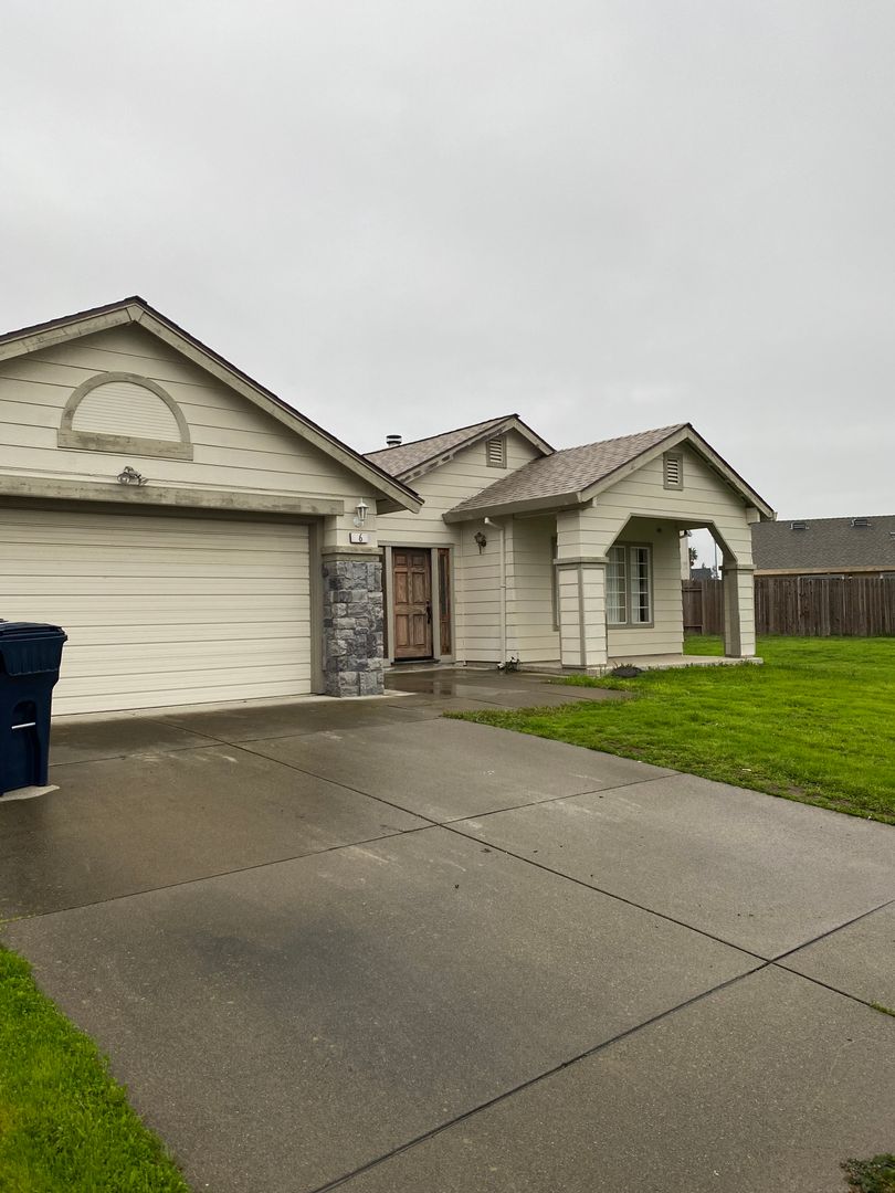 Sacramento House: 6 Hallwood Court