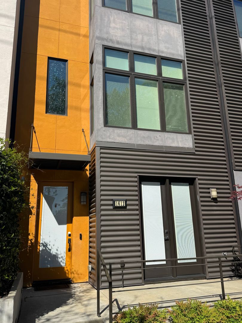 Sacramento Townhome: 1612 20th Street