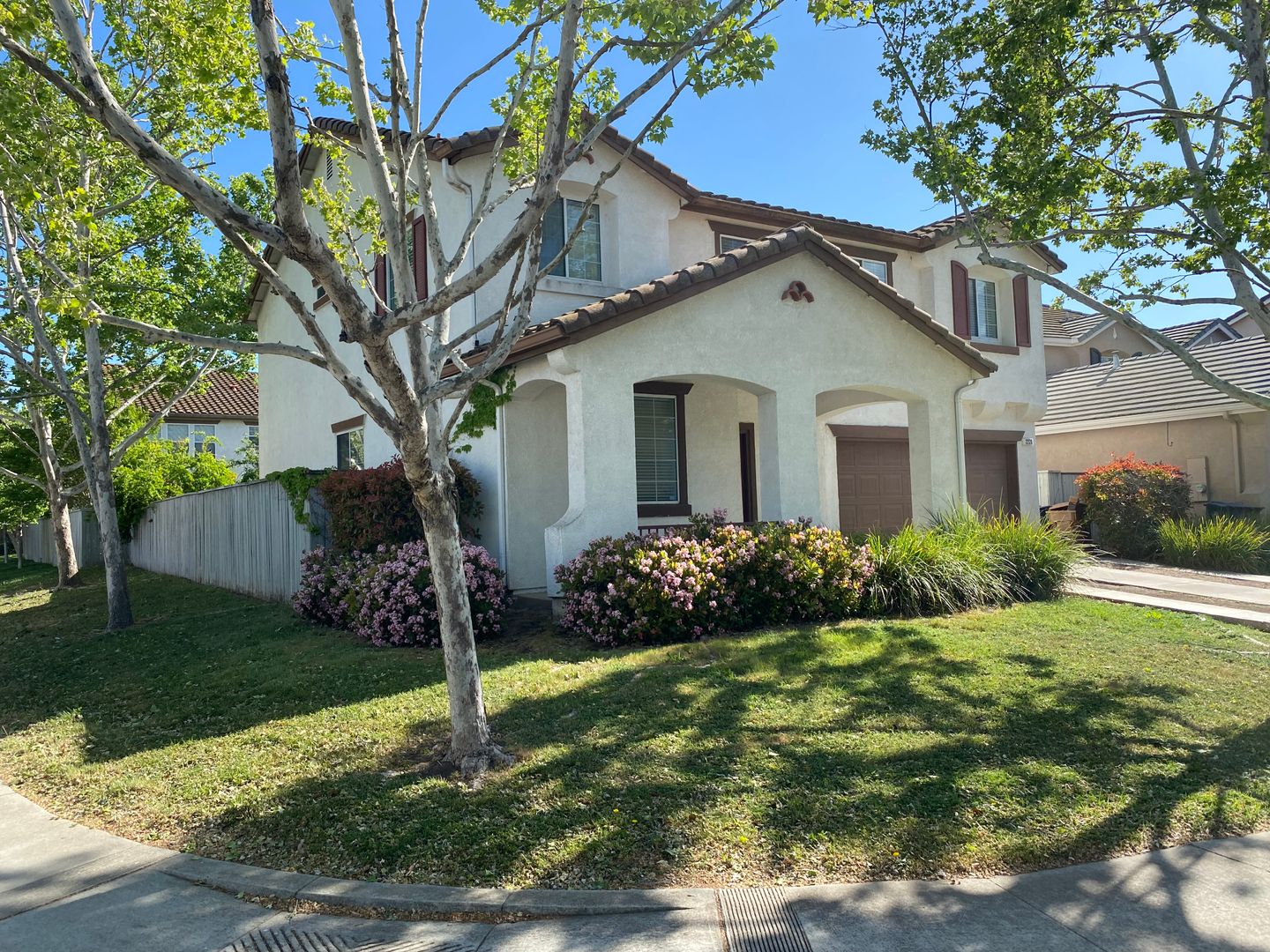 Elk Grove House: 2220 Yarnell Way