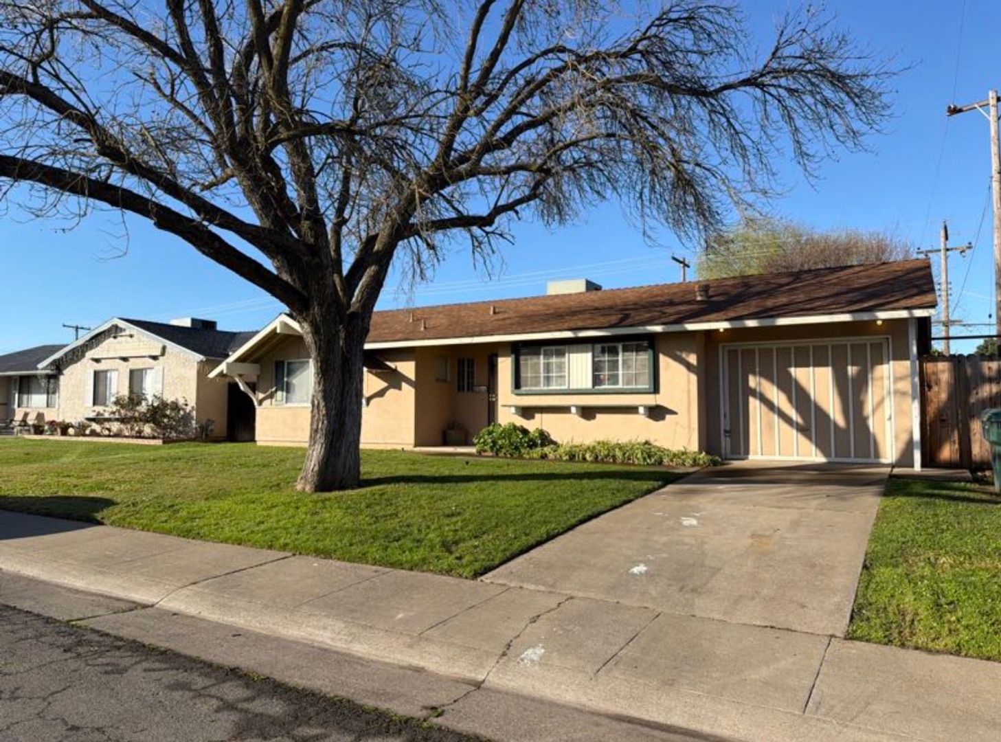 Sacramento House: 6904 Cunningham Way